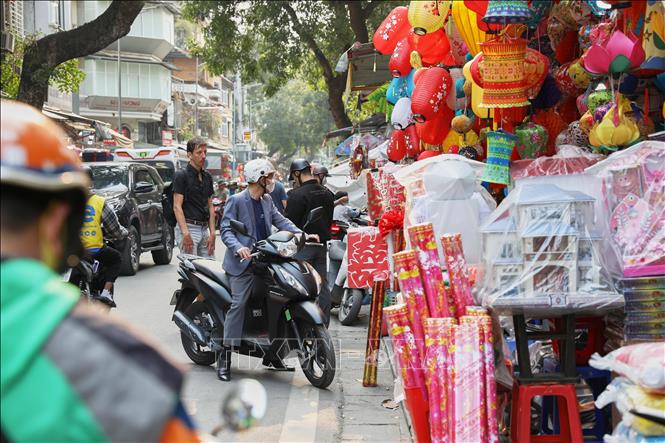 Các hộ kinh doanh trên tuyến phố Hàng Mã, quận Hoàn Kiếm sử dụng tối đa diện tích vỉa hè để bàn bán – kinh doanh. Ảnh: Lê Đông-TTXVN