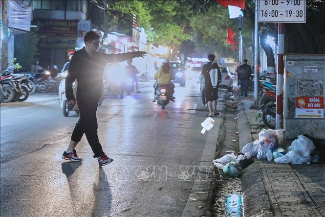 Tối đến, cùng với việc 