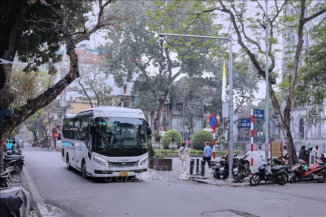 Các tuyến phố Lý Quốc Sư, Ấu Triệu, Nhà Chung… thuộc tuyến phố cấm ô tô trên 16 chỗ theo giờ (6h30 - 8h30 và 16h30 - 18h30) nhưng nhiều lái xe xem nhẹ việc xử phạt, vẫn đi vào trong giờ cấm (ảnh chụp tại phố Lý Quốc Sư lúc 7h50 sáng 8/4/2025). Ảnh: Lê Đông-TTXVN