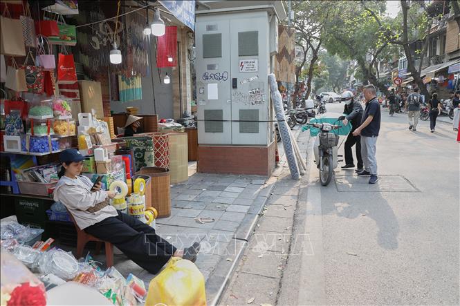 Chiếm dụng vỉa hè để bày bán hàng theo kiểu này thì người đi bộ chỉ còn cách xuống lòng đường (ảnh chụp trên phố Hàng Chiếu, quận Hoàn Kiếm). Ảnh: Lê Đông-TTXVN