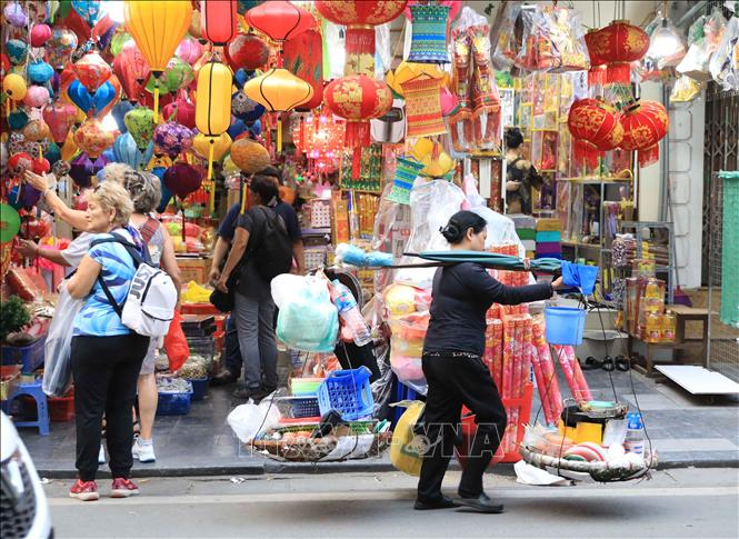 Vỉa hè phố Hàng Mã, quận Hoàn Kiếm bị lấn chiếm để bày bán hàng. Ảnh: Thành Phương – TTXVN