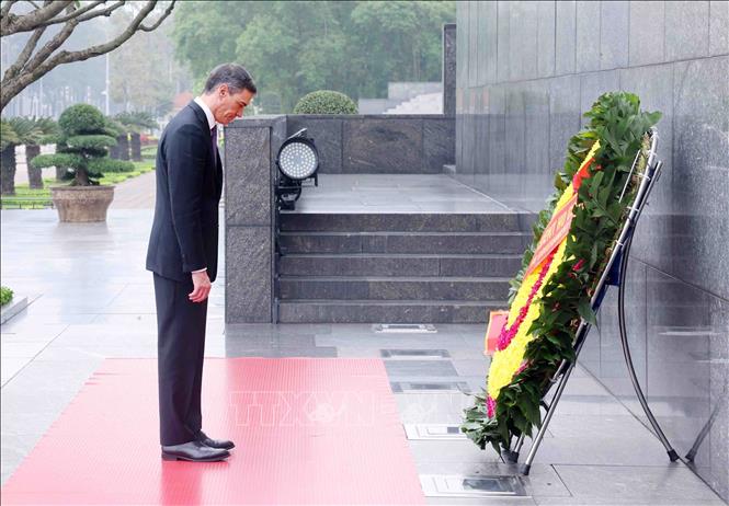 Spanish Prime Minister Pedro Sánchez pays respect to President Ho Chi Minh. VNA Photo: Phạm Kiên