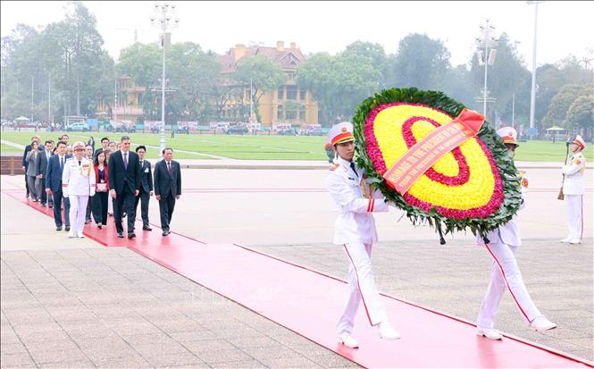 Spanish Prime Minister Pedro Sánchez pays respect to President Ho Chi Minh. VNA Photo: Phạm Kiên