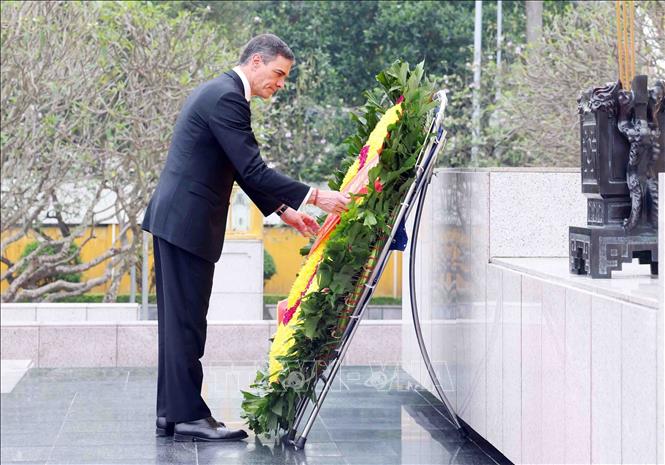 Spanish Prime Minister Pedro Sánchez pays floral tribute to Vietnamese martyrs. VNA Photo: Phạm Kiên