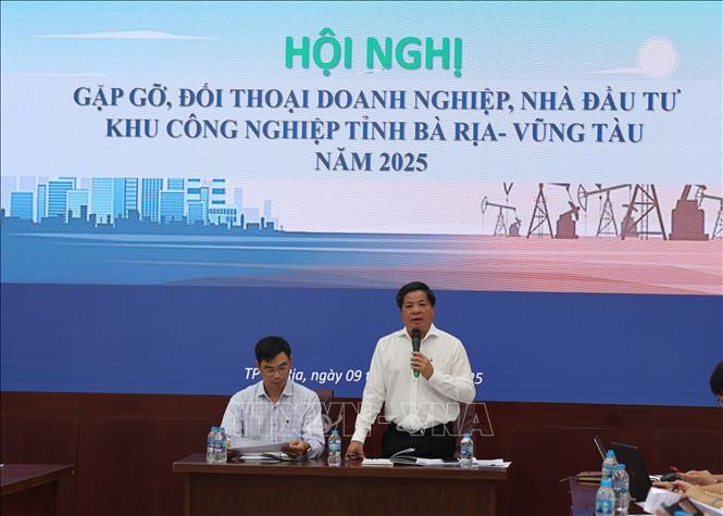 Trưởng Ban Quản lý các Khu công nghiệp tỉnh Bà Rịa-Vũng Tàu Võ Thanh Phong phát biểu tại hội nghị. Ảnh: Hoàng Nhị - TTXVN