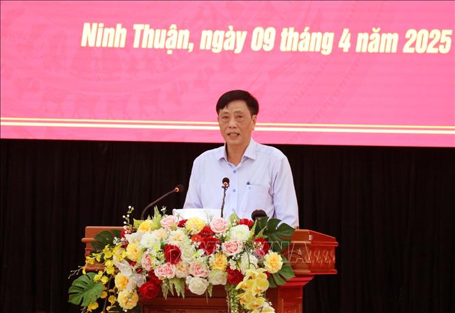 Ông Đặng Kim Cương, Giám đốc Sở Nông nghiệp và Môi trường phát biểu về công tác thu ngân sách từ nguồn lực đất đai. Ảnh: Công Thử - TTXVN