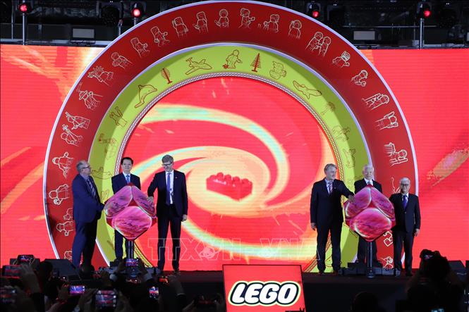 Phó Thủ tướng chính phủ Mai Văn Chính dự lễ khánh thành nhà máy Lego tại Bình Dương. Ảnh: Văn Hướng - TTXVN