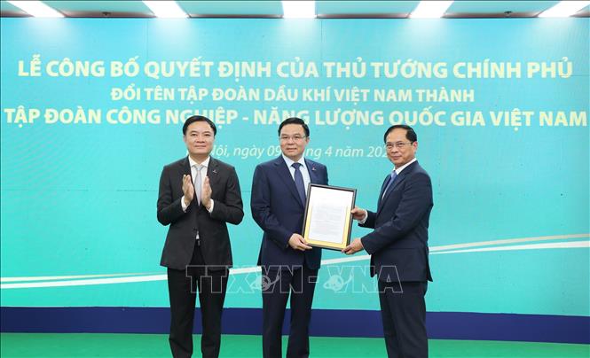Phó Thủ tướng Bùi Thanh Sơn trao Quyết định của Thủ tướng Chính phủ cho lãnh đạo Tập đoàn Công nghiệp - Năng lượng quốc gia Việt Nam. Ảnh: Quốc Khánh - TTXVN