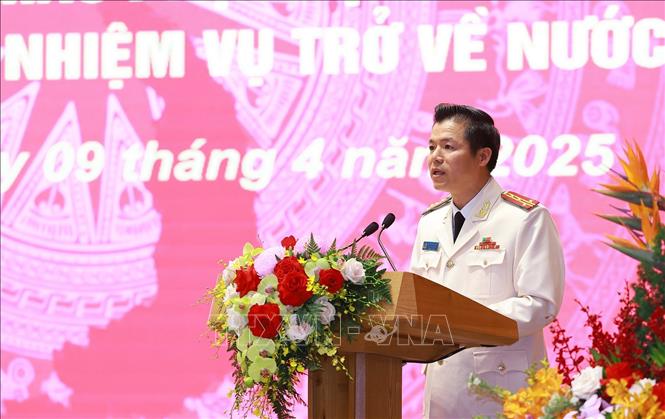 Đại tá Nguyễn Minh Khương, Phó Cục trưởng Cục Cảnh sát phòng cháy chữa cháy và cứu nạn, cứu hộ, Trưởng đoàn cứu nạn, cứu hộ Bộ Công an báo cáo công tác tìm kiếm, cứu nạn. Ảnh: Dương Giang-TTXVN 