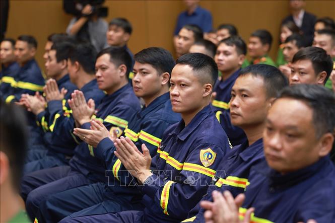 Lực lượng Công an nhân dân Việt Nam tham gia hỗ trợ Myanmar khắc phục hậu quả động đất. Ảnh: Dương Giang-TTXVN 
