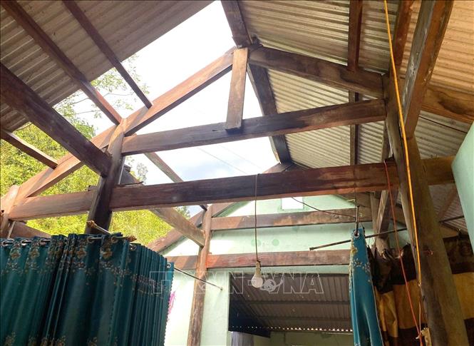Dông lốc làm tốc mái gây thiệt hại nhà dân trên địa bàn huyện Tương Dương (Nghệ An). Ảnh: TTXVN phát 