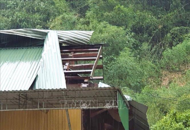Nhà dân bị tốc mái do dông lốc, mưa đá. Ảnh: TTXVN phát 
