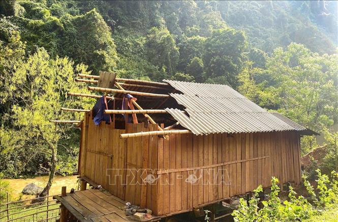 Mưa đá gây hư hỏng mái nhà của người dân. Ảnh: TTXVN phát 