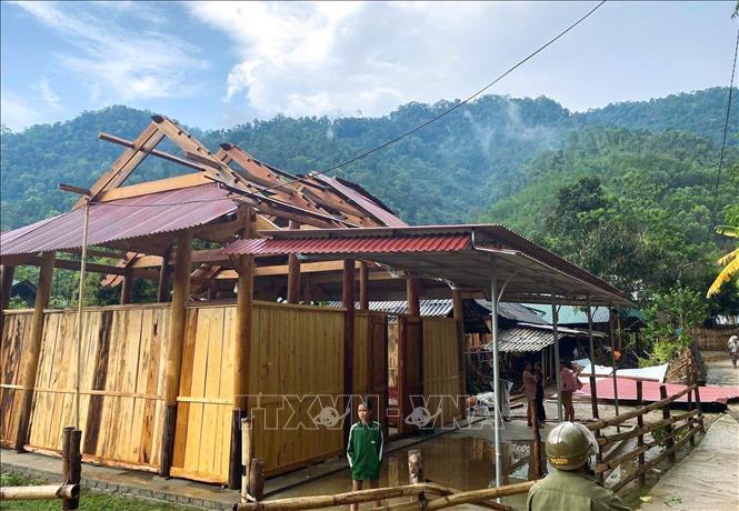 Nhà dân bị ảnh hưởng, thiệt hại nặng do dông lốc thổi bay gần như hoàn toàn bộ phận mái. Ảnh: TTXVN phát
