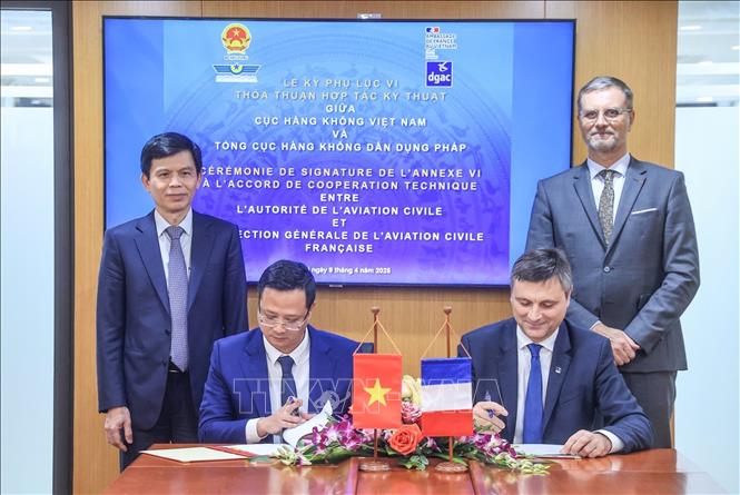 Representatives of the Civil Aviation Authority of Vietnam (CAAV) and the French Civil Aviation Authority (DGAC) sign the cooperation agreement. VNA Photo: Diệp Anh 