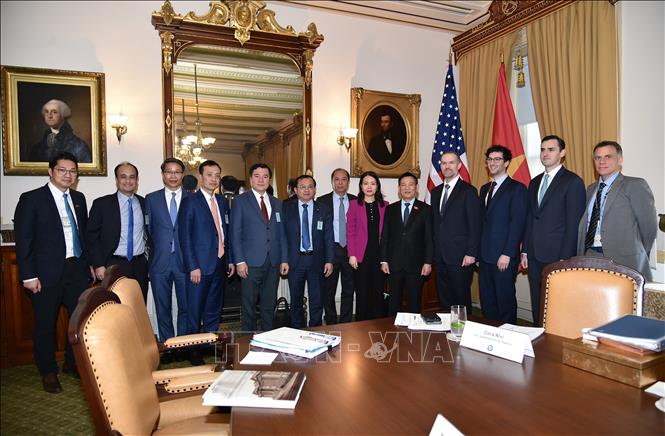 Phó Thủ tướng Hồ Đức Phớc chụp ảnh chung với Đại diện Thương mại Mỹ Jamieson Greer và thành viên 2 đoàn. Ảnh: TTXVN phát