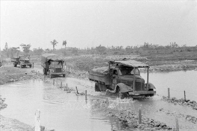  Trong 16 năm (1959-1975), bộ đội Trường Sơn đã cùng quân, dân các chiến trường từng bước xây dựng con đường thành một mạng lưới giao thông liên hoàn, vững chắc xuyên qua 21 tỉnh trên lãnh thổ 3 nước, với tổng chiều dài 20.000km đường ôtô, 60km đường sông, 1.400km đường ống dẫn dầu, 1.500km đường dây thông tin. Trong ảnh: Đại đội 7 (Bộ đội vận tải) đưa hàng ra tiền tuyến (1968). Ảnh: Nghĩa Dũng - TTXVN