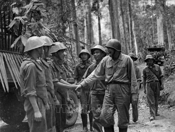  Trên cương vị Tư lệnh Bộ Tư lệnh Trường Sơn (1967-1976), Trung tướng Đồng Sỹ Nguyên (đầu tiên, bên phải) đã có những quyết định sáng tạo trong chỉ đạo, tổ chức lực lượng, xây dựng, phát triển, khai thác hiệu quả đường Trường Sơn, kịp thời chi viện sức người, sức của cho các chiến trường, góp phần giải phóng miền Nam, thống nhất đất nước. Ảnh: TTXVN phát