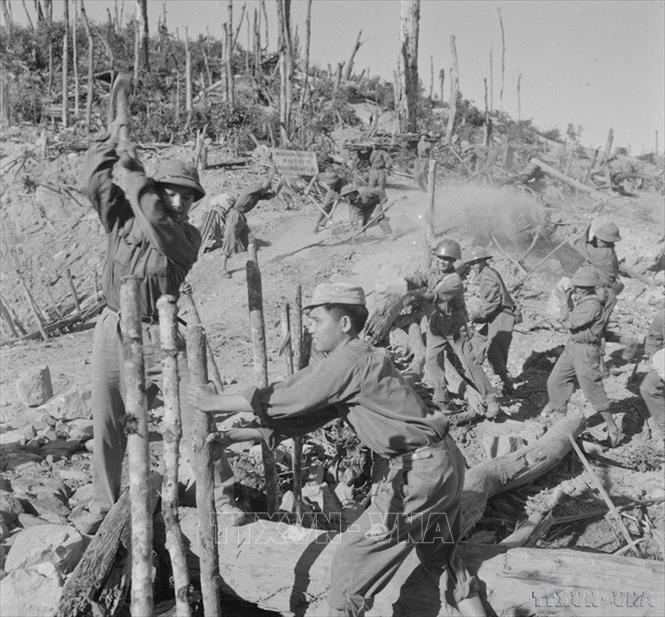  Quyết tâm thực hiện di chúc của Chủ tịch Hồ Chí Minh, cán bộ chiến sĩ tiểu đoàn 2 công binh ngày đêm dũng cảm bám sát mặt đường đảm bảo giao thông thường xuyên thông suốt (1968). Ảnh: Nghĩa Dũng - TTXVN