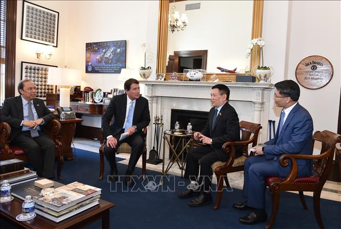 Deputy PM Ho Duc Phoc meets with US Senator Bill Hagerty. VNA/Photo by courtesy
