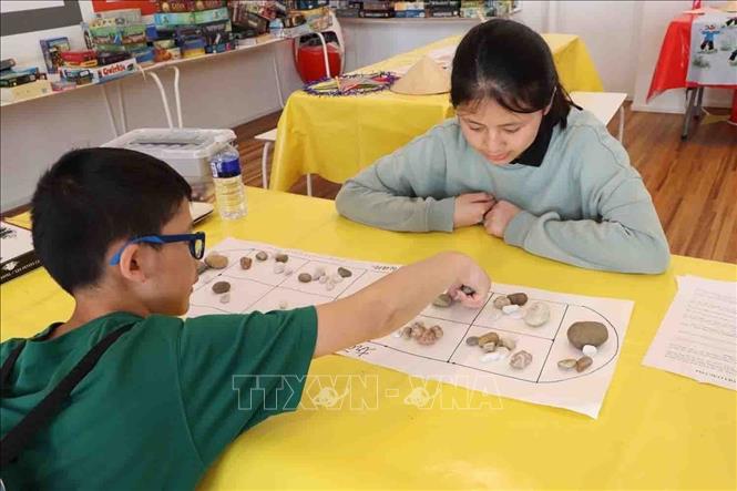 Children play a Vietnamese folk game at the library. VNA Photo: Hương Giang