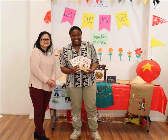Author and journalist Kieu Bich Huong presents her comic series 