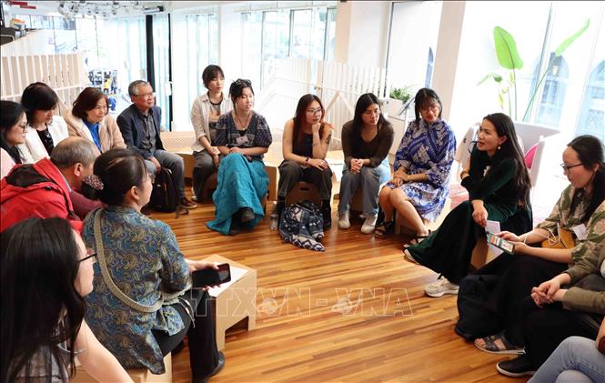 Vietnamese parents gather to share experiences in teaching and practicing Vietnamese in their families. VNA Photo: Hương Giang