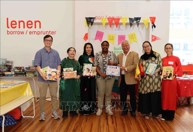 Representatives of the UGVB present books to the Muntpunt Library. VNA Photo: Hương Giang