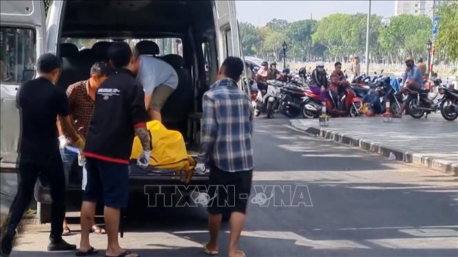 Chuyển thi thể nạn nhân vụ cháy. Ảnh: TTXVN phát