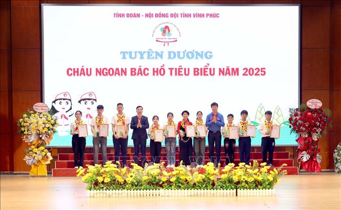 Tuyên dương 10 cháu ngoan Bác Hồ tiêu biểu tỉnh Vĩnh Phúc năm 2025. Ảnh: Hoàng Hùng-TTXVN 