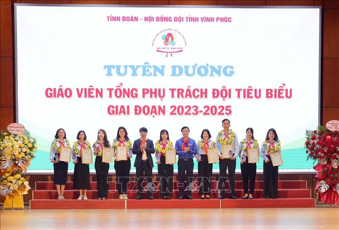 Tuyên dương Tổng phụ trách đội tiêu biểu tỉnh Vĩnh Phúc giai đoạn 2023 - 2025. Ảnh: Hoàng Hùng-TTXVN