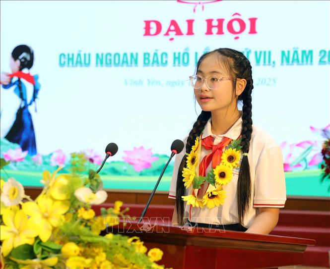 Học sinh Trần Nguyễn Nhật Linh đại diện 165.000 học sinh Vĩnh Phúc đọc quyết tâm thư trước Đại hội. Ảnh: Hoàng Hùng-TTXVN