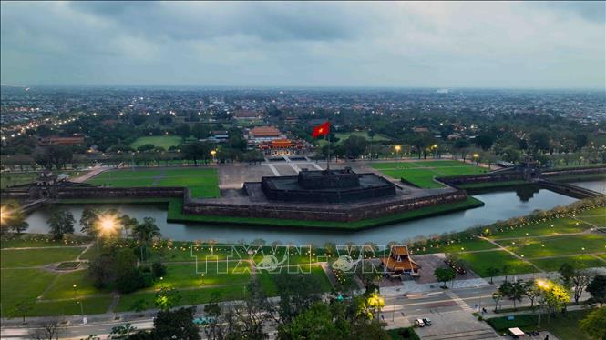 Kỳ đài (cột cờ) của Kinh thành Huế là một di tích kiến trúc thời nhà Nguyễn, nằm chính giữa mặt phía Nam của Kinh thành Huế. Ảnh: Vũ Sinh - TTXVN