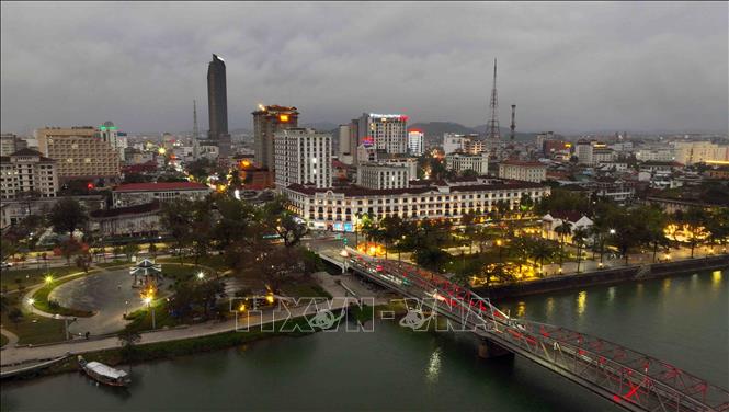 Cầu Tràng Tiền phía bên quận Thuận Hoá, thành phố Huế. Ảnh: Vũ Sinh - TTXVN