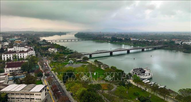 Các cây cầu Tràng Tiền, Phú Xuân và Dã Viên bắc qua sông Hương, nối quận Phú Xuân và quận Thuận Hoá của thành phố Huế. Ảnh: Vũ Sinh - TTXVN