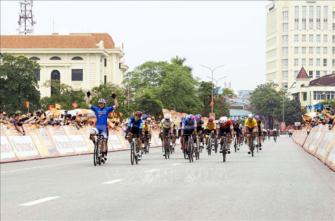 Các tay đua về đích chặng 7 cuộc đua xe đạp toàn quốc tranh Cúp truyền hình Thành phố Hồ Chí Minh lần thứ 37 năm 2025. Ảnh: TTXVN phát
