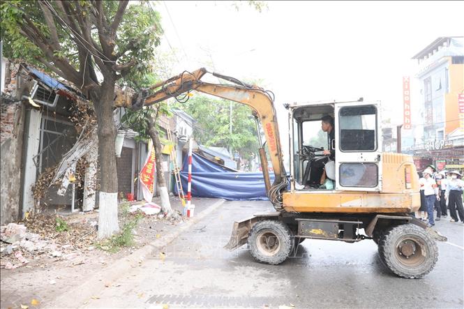 Cưỡng chế 17 hộ dân để thực hiện Dự án Vườn hoa hồ Hạnh Phúc, phường Trần Thành Ngọ, quận Kiến An (Hải Phòng). Ảnh: TTXVN phát 