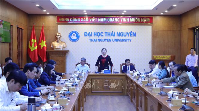 Bà Đỗ Thị Thìn, Chủ tịch Hội Khuyến học tỉnh Thái Nguyên phát biểu tại Hội thảo. Ảnh: Thu Hằng-TTXVN
