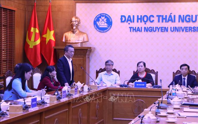 Giáo sư, Tiến sĩ Phạm Hồng Quang, Chủ tịch Hội đồng Đại học Thái Nguyên trình bày tham luận tại Hội thảo. Ảnh: Thu Hằng-TTXVN
