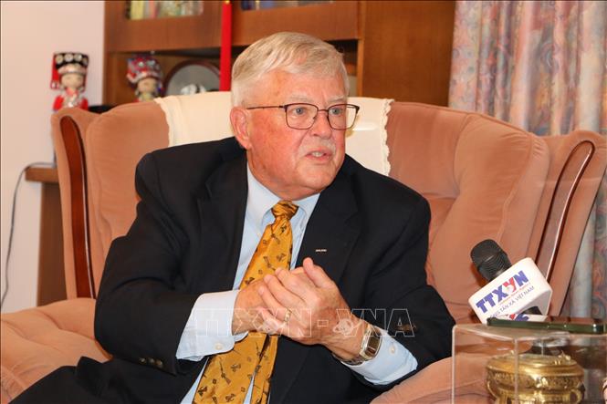 Giáo sư Carl Thayer, thuộc Học viện Quốc phòng Australia (Đại học New South Wales) trong cuộc trò chuyện với phóng viên TTXVN tại Australia. Ảnh: Lê Đạt - PV TTXVN tại Australia
