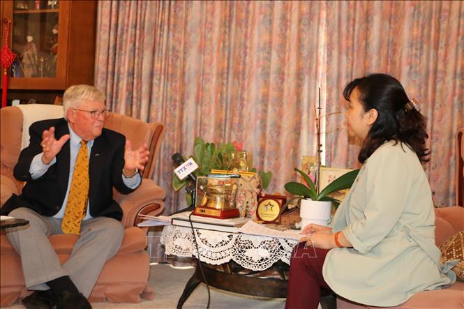 Giáo sư Carl Thayer, thuộc Học viện Quốc phòng Australia (Đại học New South Wales) trả lời phỏng vấn của phóng viên TTXVN tại Australia. Ảnh: Lê Đạt - PV TTXVN tại Australia