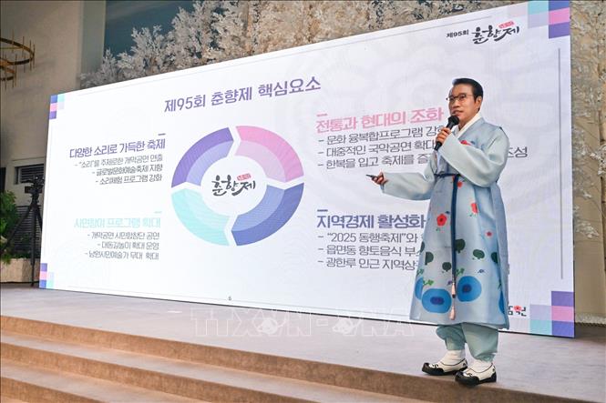 Thị trưởng thành phố Namwon Choi Kyung Sik giới thiệu Lễ hội Namwon Chunhyang lần thứ 95. Ảnh: Đức Thắng - P/v TTXVN tại Seoul
