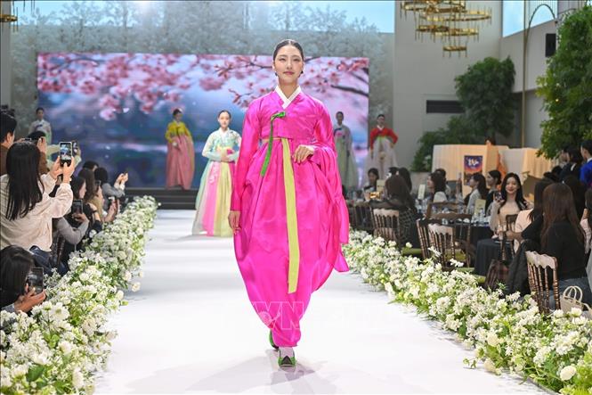 Trình diễn thời trang Hanbok tại chương trình. Ảnh: Đức Thắng - P/v TTXVN tại Seoul