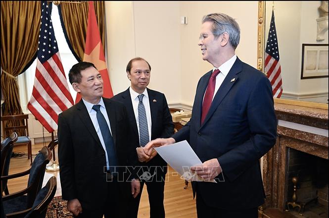 Phó Thủ tướng Hồ Đức Phớc trao đổi với Bộ trưởng Tài chính Hoa Kỳ Scott Bessent. Ảnh TTXVN phát