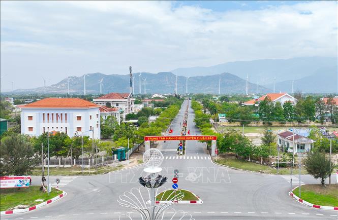 Một góc của trung tâm hành chính huyện Thuận Bắc. Ảnh: Công Thử - TTXVN
