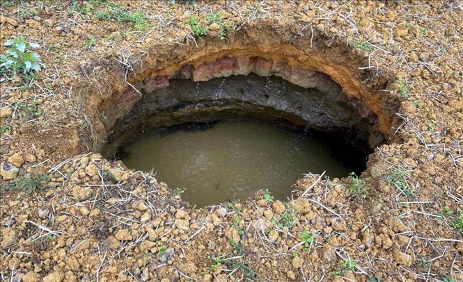 Hố sụt mới có hình tròn, đường kính khoảng 2m, sâu khoảng 6m. Ảnh: Nguyễn Công Hải - TTXVN
