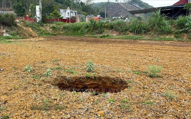 Hố sụt mới xuất hiện sáng ngày 11/4, cách vị trí hố sụt tại Km80+050 quốc lộ 3B chỉ khoảng 50m. Ảnh: Nguyễn Công Hải - TTXVN