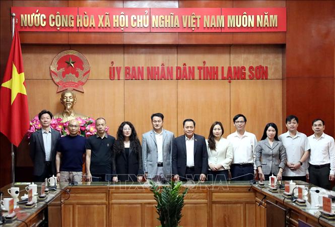 Lãnh đạo tỉnh Lạng Sơn chụp ảnh lưu niệm với các đối tác, nhà đầu tư, doanh nghiệp Trung Quốc đến tìm hiểu cơ hội đầu tư tại Lạng Sơn. Ảnh: Văn Đạt - TTXVN