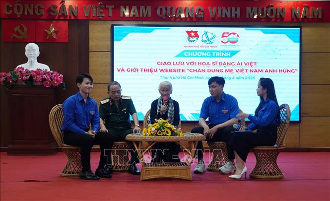 Hoạ sỹ Đặng Ái Việt giao lưu với các thanh niên tại chương trình. Ảnh: Thu Hương - TTXVN                                                         