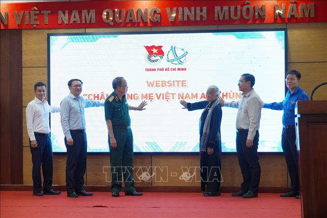 Các đại biểu thực hiện nghi thức khai mạc ra mắt website “Chân dung mẹ Việt Nam Anh hùng”. Ảnh: Thu Hương - TTXVN                